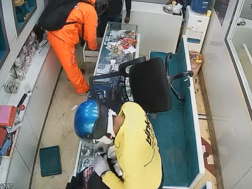 After surrendering the shop owner's son and employee, the two miscreants filled gold and silver jewelry in two bags and escaped.