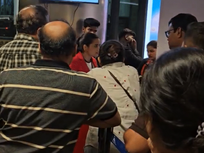 देर रात पुणे एयरपोर्ट पर स्पाइसजेट एयरलाइंस के कर्मचारियों के सामने नाराजगी जाहिर करते पैसेंजर्स।