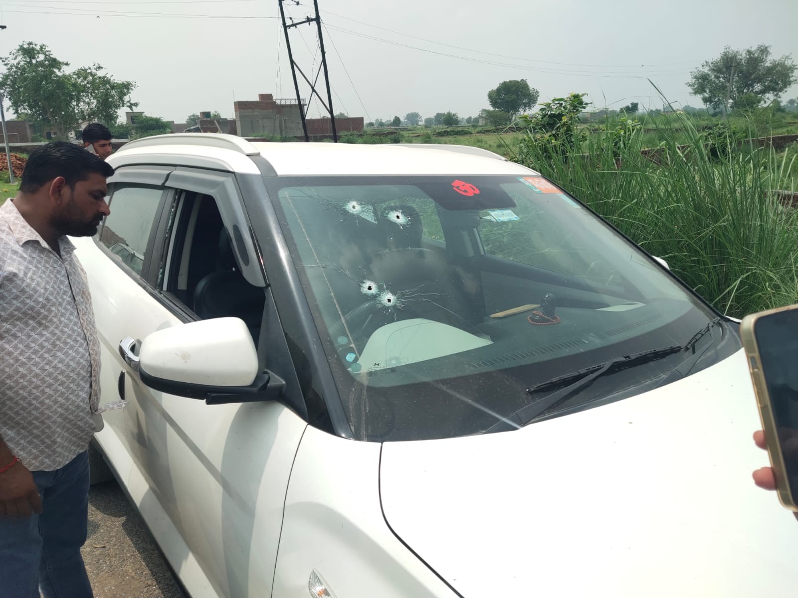 सोनू चौधरी इसी व्हाइट कलर की क्रेटा कार से जा रहे थे। बाइक सवार बदमाशों ने उन्हें सामने से 4 गोलियां मारीं।