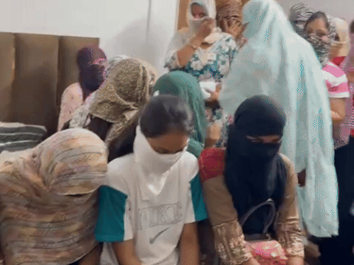 होटलों में काम करने वाली लड़कियों के दस्तावेज वेरिफिकेशन का काम जारी है। - Dainik Bhaskar