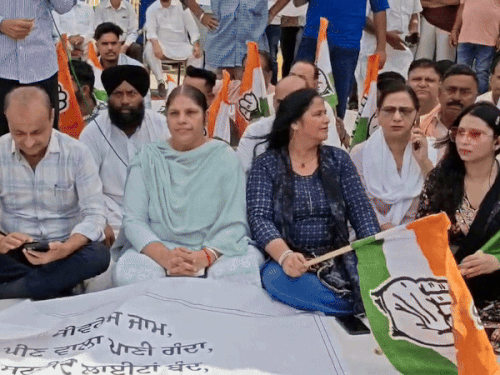 नगर निगम ऑफिस के बाहर प्रदर्शन कर रहे कांग्रेसी नेता।