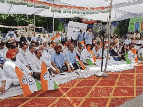 नगर निगम ऑफिस के बाहर कांग्रेसी नेताओं द्वारा किया जा रहा प्रदर्शन। - Dainik Bhaskar