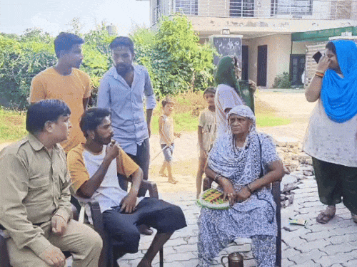 मोहल्ले के लोगों के जानकारी लेती पुलिस।