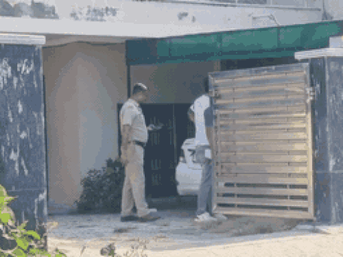 घटनास्थल पर जांच करती पुलिस टीम।