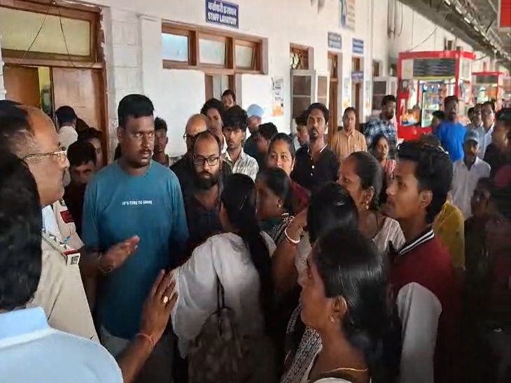 दुर्ग रेलवे स्टेशन पर मानव तस्करी और धर्मांतरण को लेकर बजरंग दल का हंगामा - Dainik Bhaskar