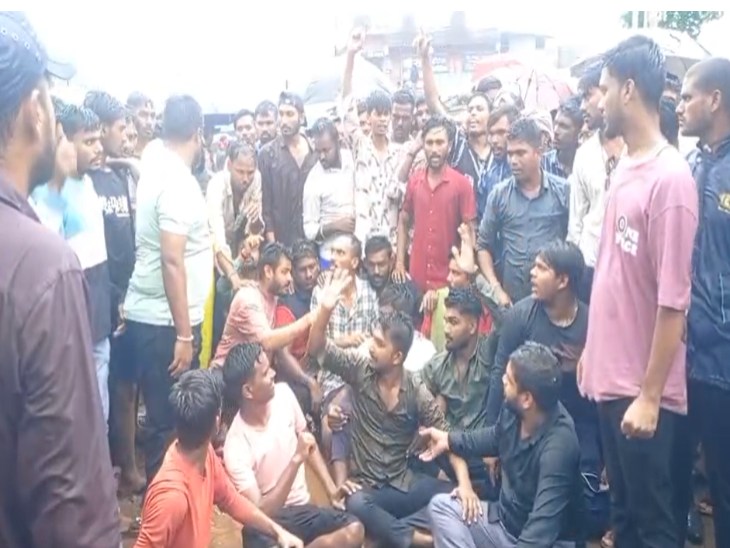 बालोद-दुर्ग रोड पर शव रखकर परिजनों और ग्रामीणों ने चक्काजाम किया।