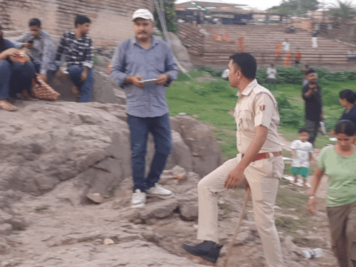 कायलाना झील पर किनारे खड़े रहने वाले लोगों को पुलिस समझाइश कर दूर हटाती है - Dainik Bhaskar