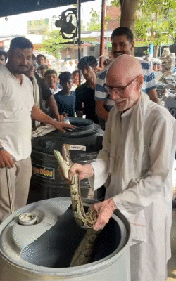 पहला सीन- अजगर को पकड़कर ड्रम में डालते बुजुर्ग पीरजी।