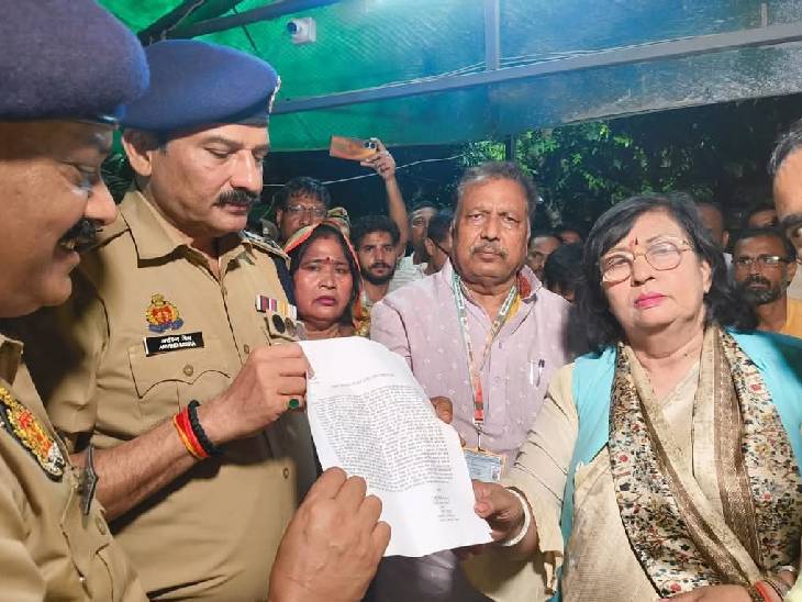 तस्वीर गुरुवार की है। अकबरपुर कोतवाली में प्रदर्शन के दौरान कानपुर SP अरविंद मिश्रा को राज्यमंत्री प्रतिभा शुक्ला ने लेटर सौंपा था।