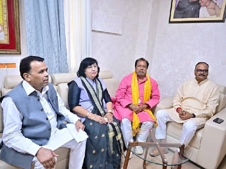तस्वीर 1 जुलाई की है। लखनऊ में डिप्टी CM ब्रजेश पाठक से उनके सरकारी आवास पर प्रतिभा शुक्ला और अनिल शुक्ला ने मुलाकात की थी।
