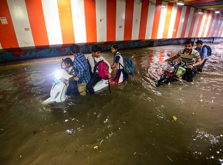 प्रयागराज में गंगा-यमुना उफान पर हैं। अंडरब्रिज से निकलते समय गाड़ियों में पानी भर गया।