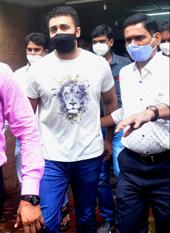 19 जुलाई 2021 को मुंबई पुलिस ने बिजनेसमैन राज कुंद्रा को फिल्में बनाने के इल्जाम में गिरफ्तार किया था।