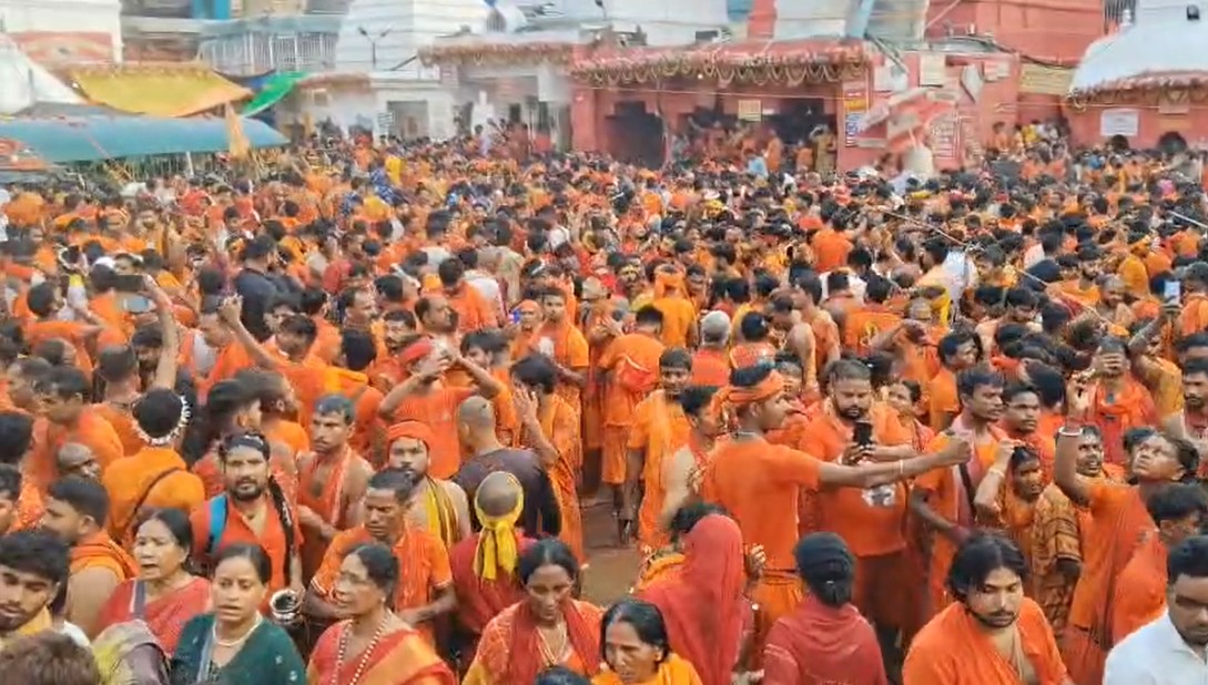 बाबा बैद्यनाथ धाम में सोमवार को उमड़ी श्रद्धालुओं की भीड़।