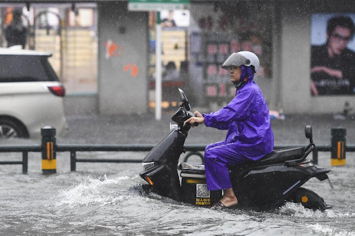 The roads were flooded due to heavy rains. Due to which people had to face troubles.