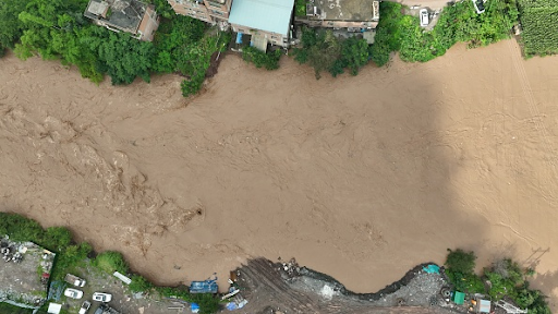 Heavy rains in Hebei shut down roads. Due to which thousands of people have been affected.