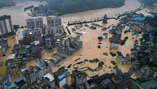 More than 19 thousand people were evacuated from floods and evacuated to safe places in the city of Baoding in China.