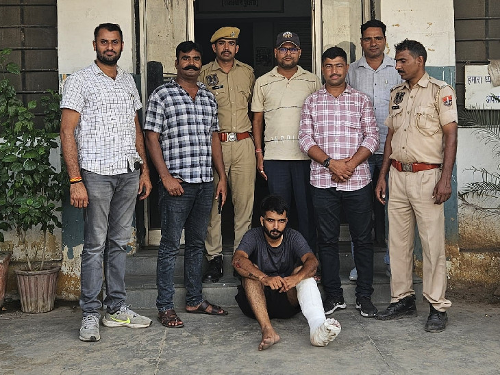 ट्रांसपोर्ट नगर थाना पुलिस की गिरफ्त में आरोपी तरुण पारीक।