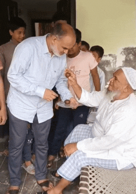 पिता ने बेटे को मिठाई खिलाकर स्वागत किया।
