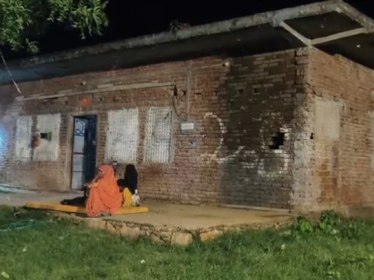 बच्चे को कुएं में फेंकने वाले पिता ललित सैनी का घर। बोरवेल इससे 100 मीटर की दूरी पर है।