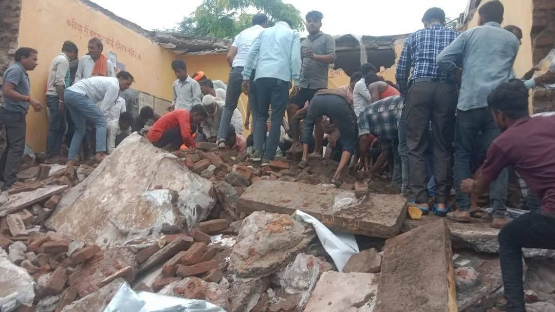 रेस्क्यू करने वाले लोगों ने बताया कि कई बच्चे भारी पटि्टयों के नीचे दबे हुए थे। जब वे लोग स्कूल में पहुंचे तो चीख-पुकार मची हुई थी।