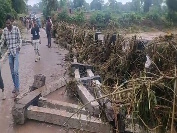 मछली नदी में बाढ़ से पुल पर जमा मलवा