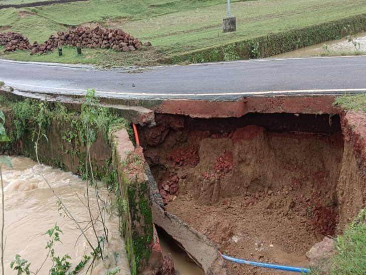 मैनपाट में सड़क के नीचे की मिट्टी बही