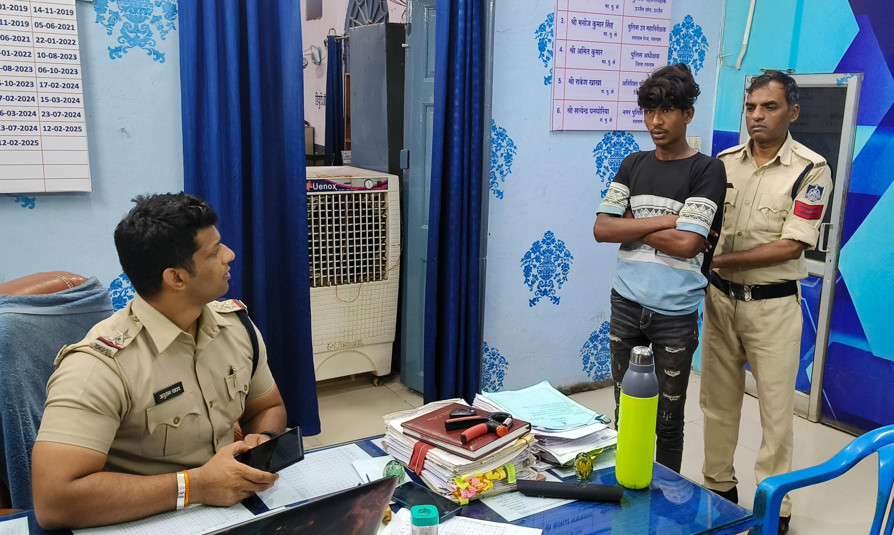 आरोपी ट्रक ड्राइवर से पूछताछ करते थाना प्रभारी अनुराग यादव।