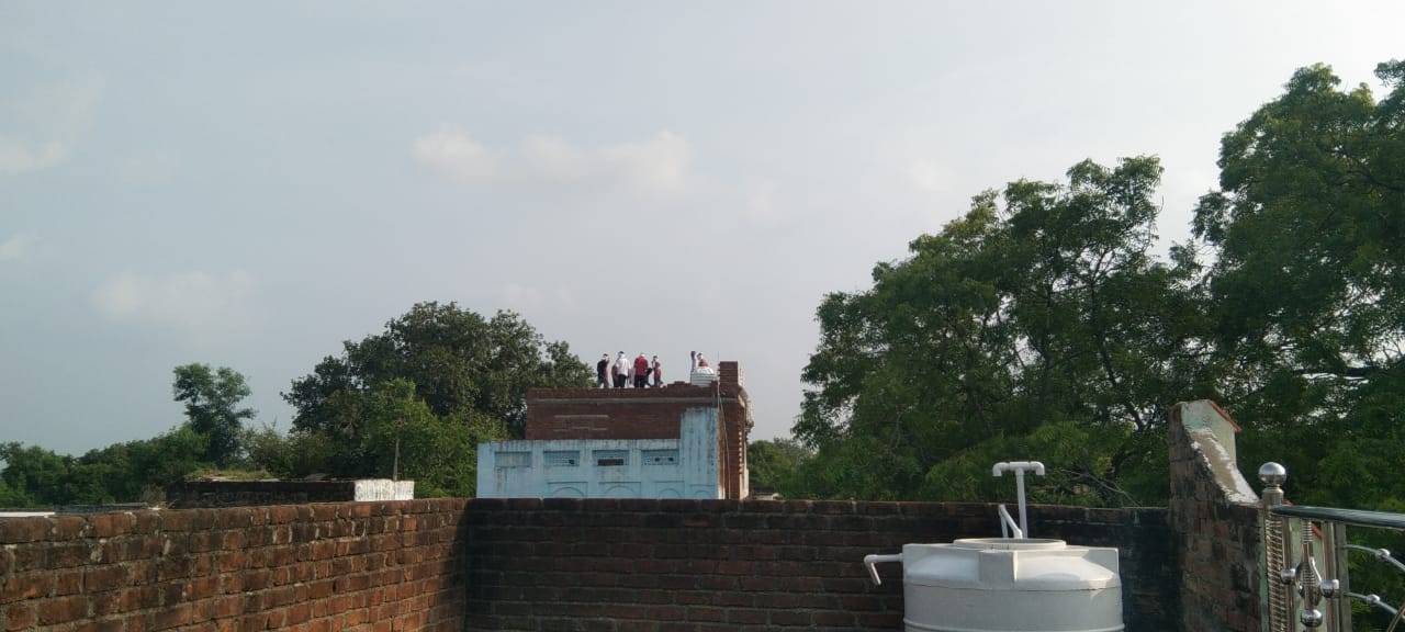 छत पर खड़े लोगों ने FIR की।