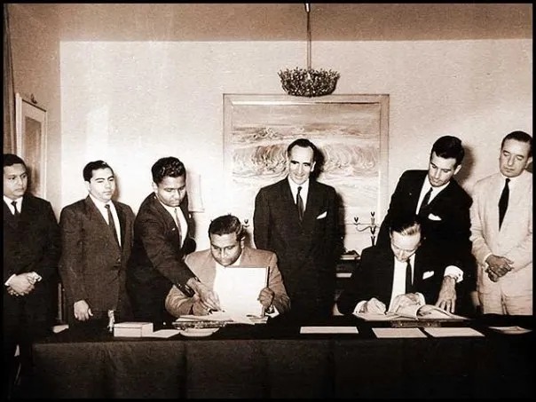 Maldives Prime Minister Ibrahim Nasir signed the independence agreement with Britain in 1965.