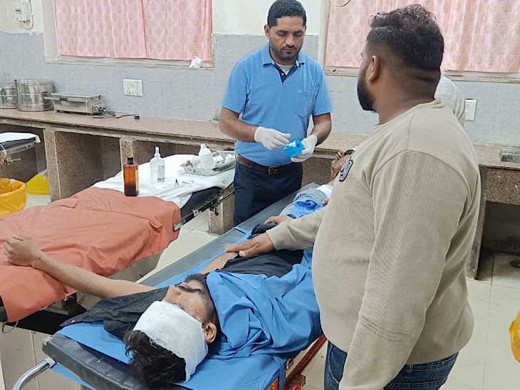 अजमेर में मांगलियावास थाना इलाके में बिठूर के पास तेज रफ्तार ट्रेलर ने बाइक को टक्कर मार दी। बाइक सवार 3 दोस्तों को ट्रेलर कुचलते हुए निकल गया।