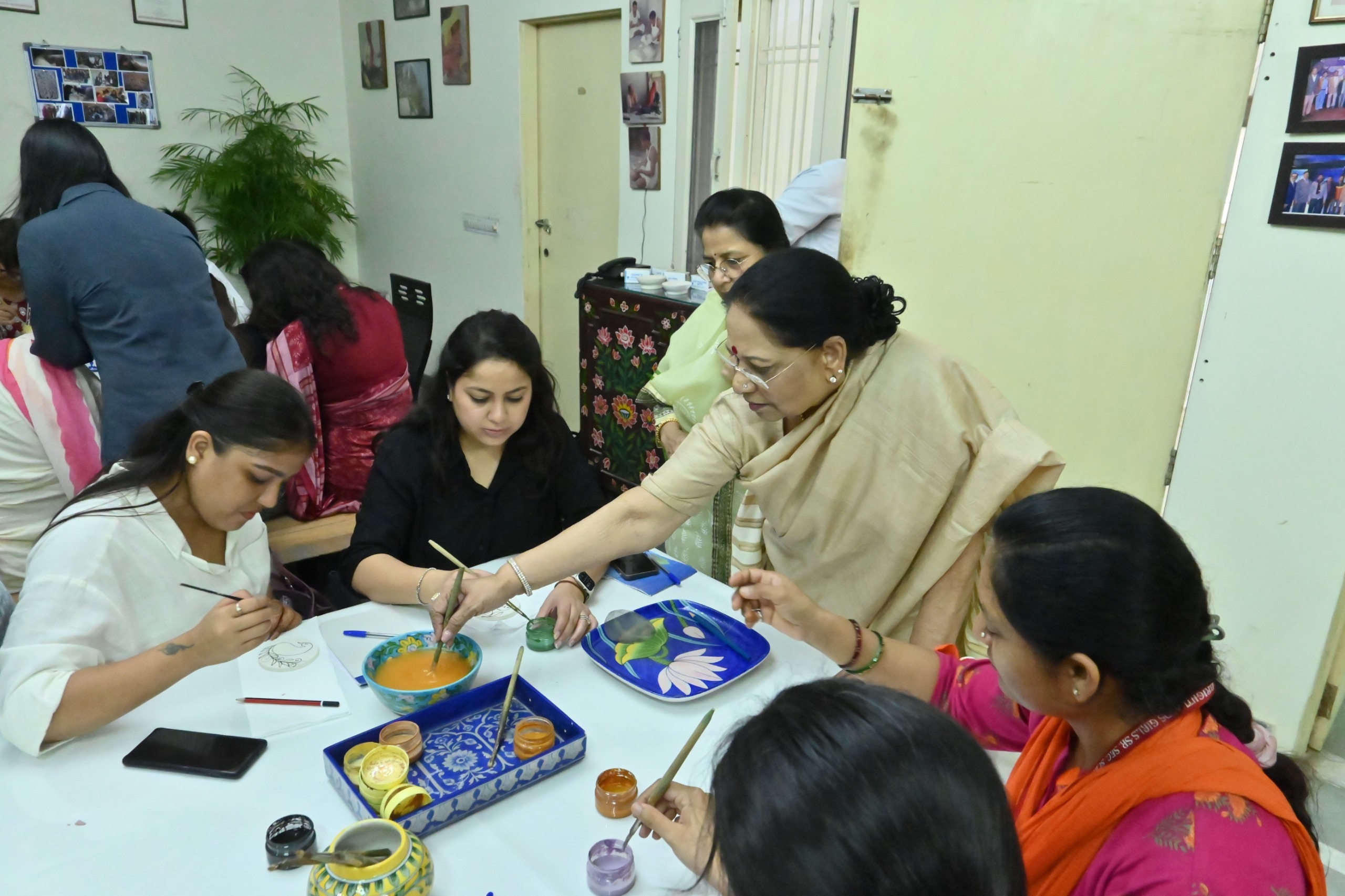 डॉ. लीला बोर्डिया ने एक इंटरएक्टिव सेशन में ब्लू पॉटरी की परंपरा, इसकी विशेषता और वैश्विक स्तर पर इसकी पहचान पर प्रकाश डाला।