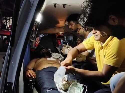 वारदात के बाद एम्बुलेंस में रख विकास को अस्पताल ले जाते हुए उनके परिजन।