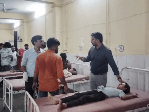 मनोहरथाना के हॉस्पिटल स्टाफ ने बताया कि कुछ बच्चों के सिर पर गंभीर चोट आई है।