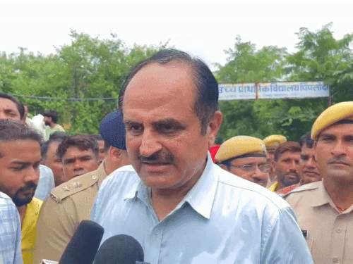 Collector Ajay Singh, who reached the spot after the incident, spoke to the media. During this, he said that we did not know that the school is dilapidated.