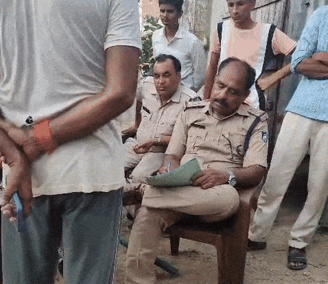लोगों का कहना है कि पुलिस बिना कार्रवाई किए ही चली गई।