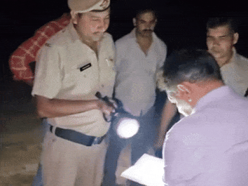 घटना के बाद मौके पर पहुंची पुलिस जांच करती हुई, इस दौरान सिंगर बरोदा में वहीं पर खड़े नजर आ रहे हैं।