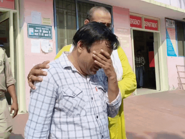 एंटी करप्शन टीम पकड़ कर ले जाने लगी तो स्टेनो अजय कुमार माथा पकड़ कर रोने लगा।
