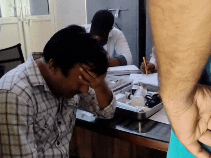 अस्पताल में मेडिकल के दौरान फूट-फूटकर रोया स्टेनो अजय कुमार।