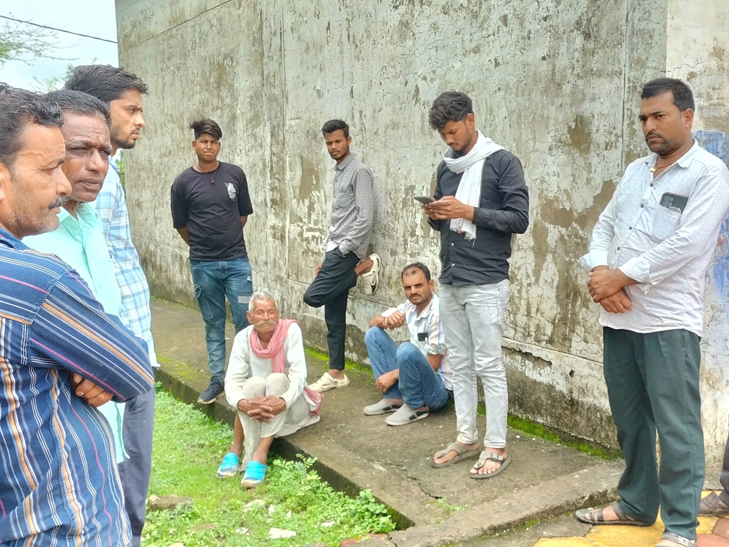 अस्पताल में चारों के शव का पोस्टमॉर्टम किया गया।