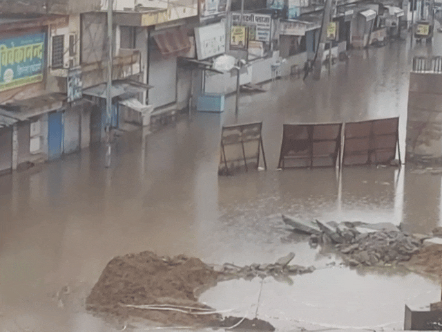 सीकर के नवलगढ़ रोड पर डेढ़ फीट तक जलभराव हुआ। यहां वाहनों की आवाजाही भी बंद रही।