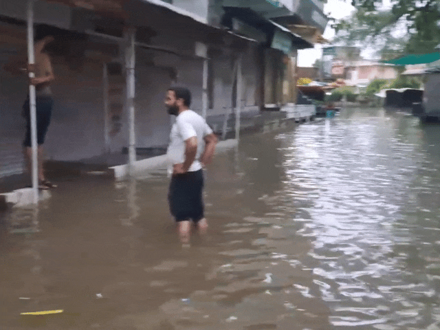 दांता कस्बे के मुख्य मार्केट में जलभराव। यहां कई दुकानों में पानी घुस गया।