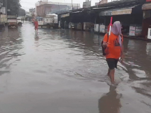 सीकर के लोहारू बस स्टैंड पर गंदे पानी के बीच से कावड़ ले जाने को मजबूर लोग।