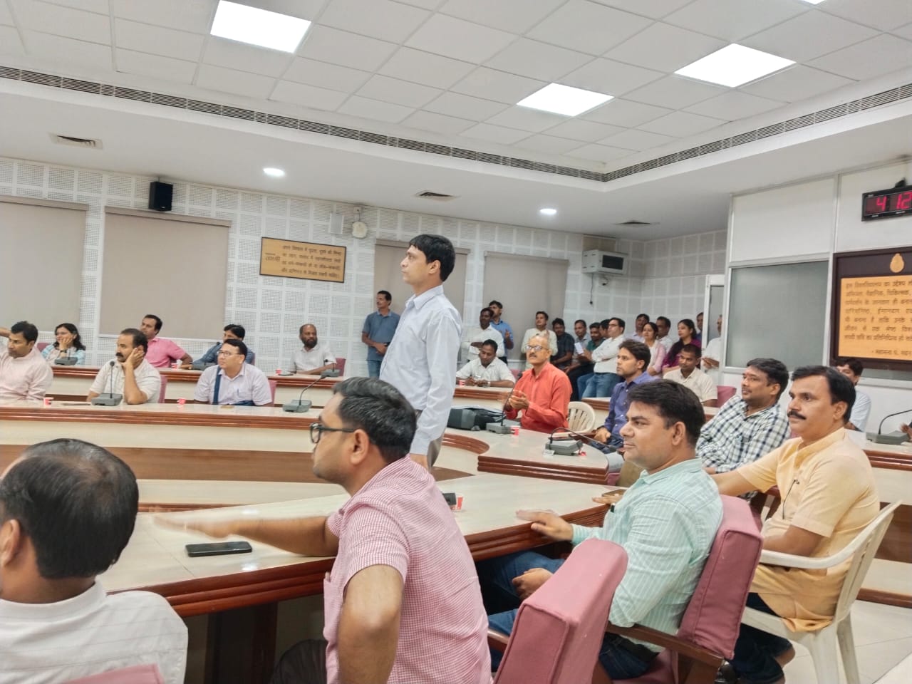 शिक्षकों ने सहायक कुलपति के समक्ष रखी समस्या।