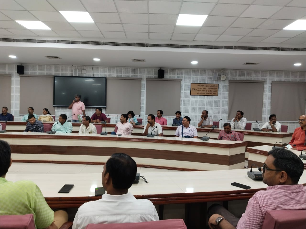 मांग पूरी न होने पर आंदोलन की तैयारी में है बीएचयू के शिक्षक।