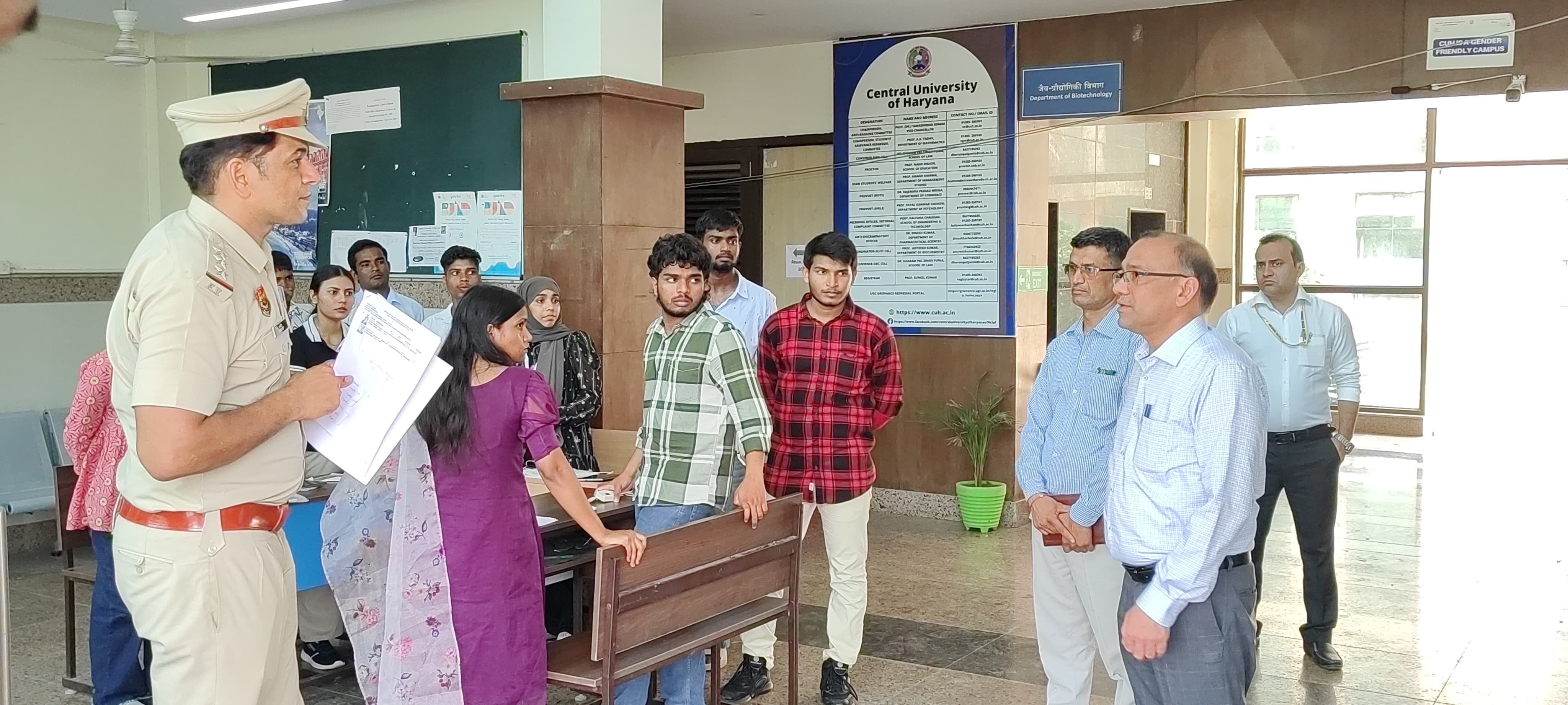 नारनौल में शनिवार को हुई सीईटी की परीक्षा में केंद्र चैक करते डीसी डा. विवेक भारती