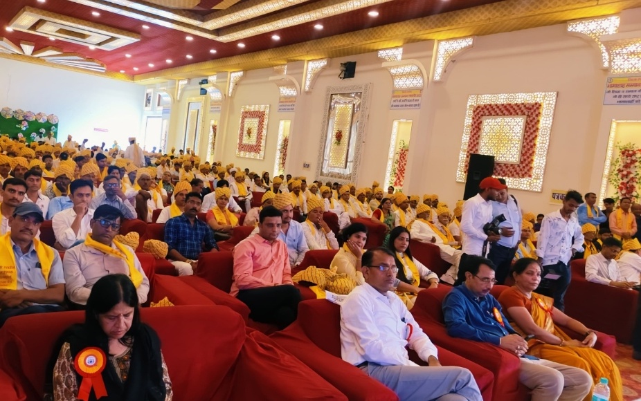 कार्यक्रम में मौजूद लोग।