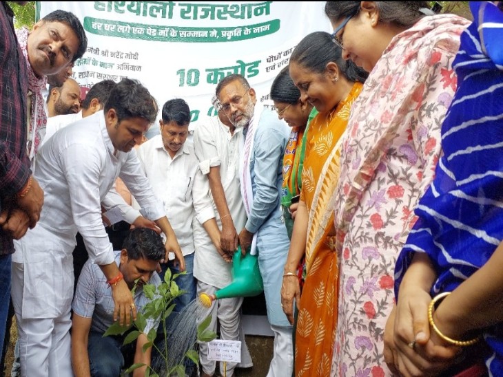 उर्जा मंत्री हीरालाल नागर ने पौधरोपण कर हरियाली का संदेश दिया।