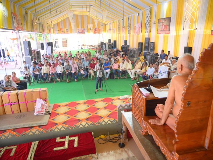 जैन नसिया में आयोजित पत्रकार सम्मेलन को संबोधित करते आचार्य श्री वर्धमान सागर महाराज।