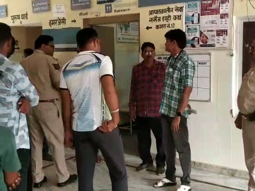करंट से बेसुध हुई छात्रा निकिता को हॉस्पिटल में डॉक्टर ने मृत घोषित कर दिया।