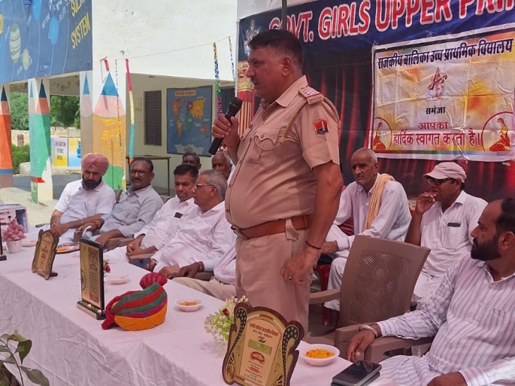 मुख्य अतिथि समेजा थाना प्रभारी कृष्ण कुमार ने छात्रा शिवानी स्वामी को बधाई दी।